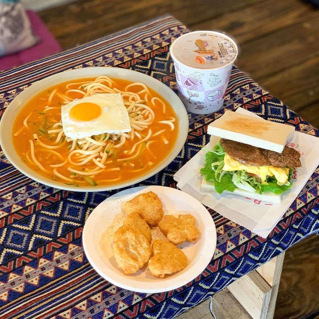 大きく口を開いて美味しい朝ごはんを食べよう— 都蘭大口吃早餐