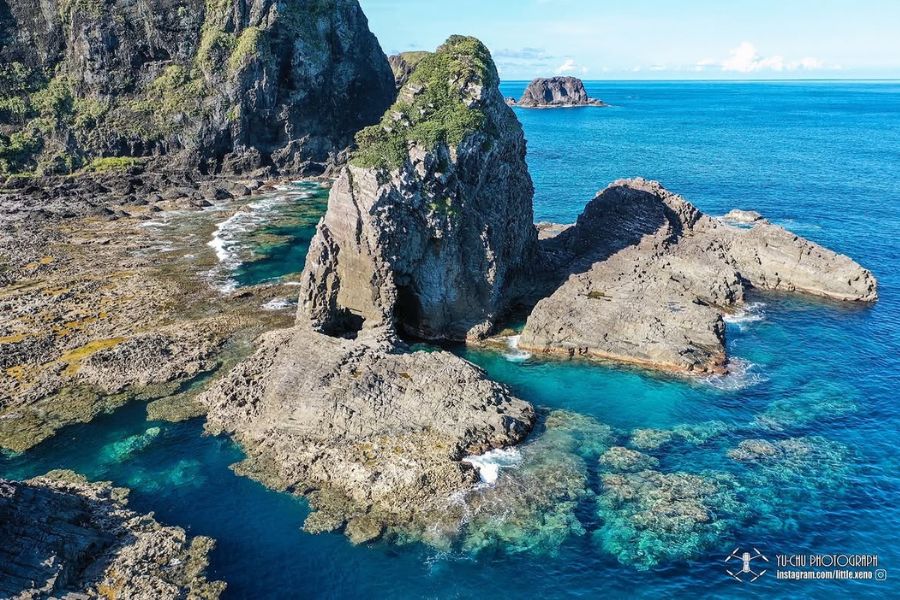 台東沖・緑島の岩礁とサンゴ礁の浅瀬を空撮