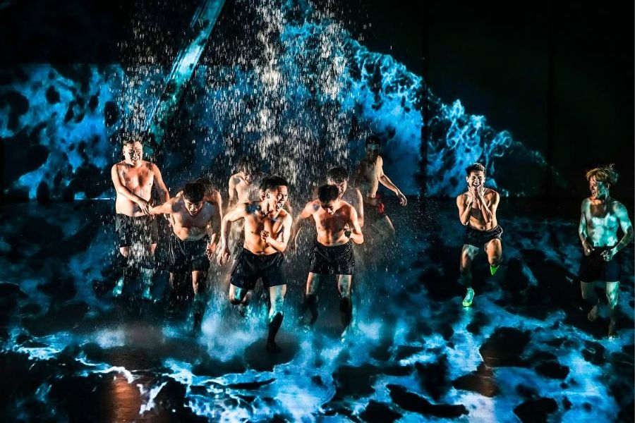 台東・布拉瑞揚舞団による『太陽も雨も怖くない』のステージ公演、雨の演出