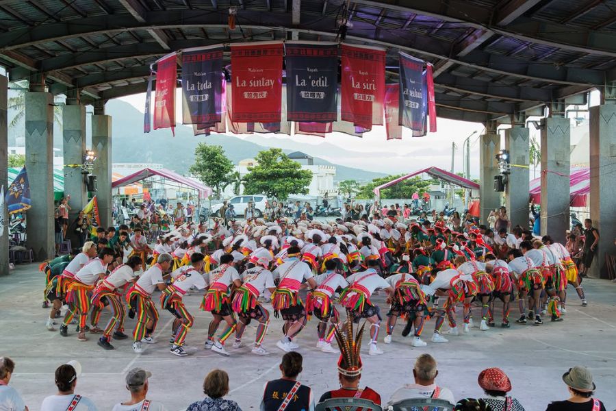 2026年夏、台東で行われたアミ族の年祭（イリシン）の羽根飾りをつけた輪踊り