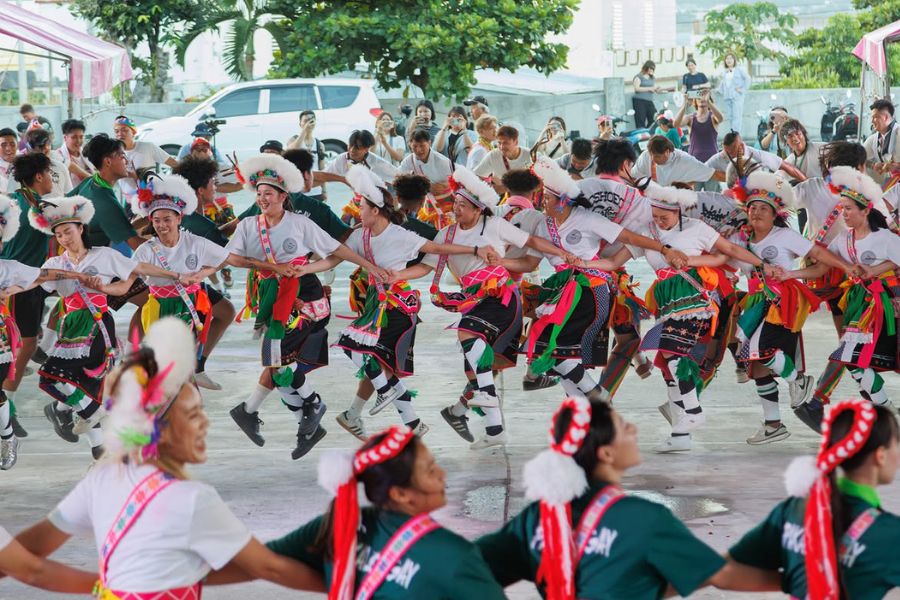台東のアミ族年祭で手をつないで踊るダンサーたち、2026年夏