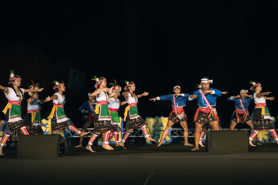 台東・国立台東高級商業職業学校原住民族舞踊団の伝統衣装での公演
