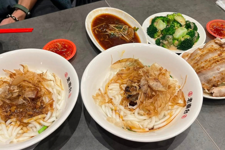 台東市内の食堂で提供される、鮫節をのせた米芹目の中翁0
