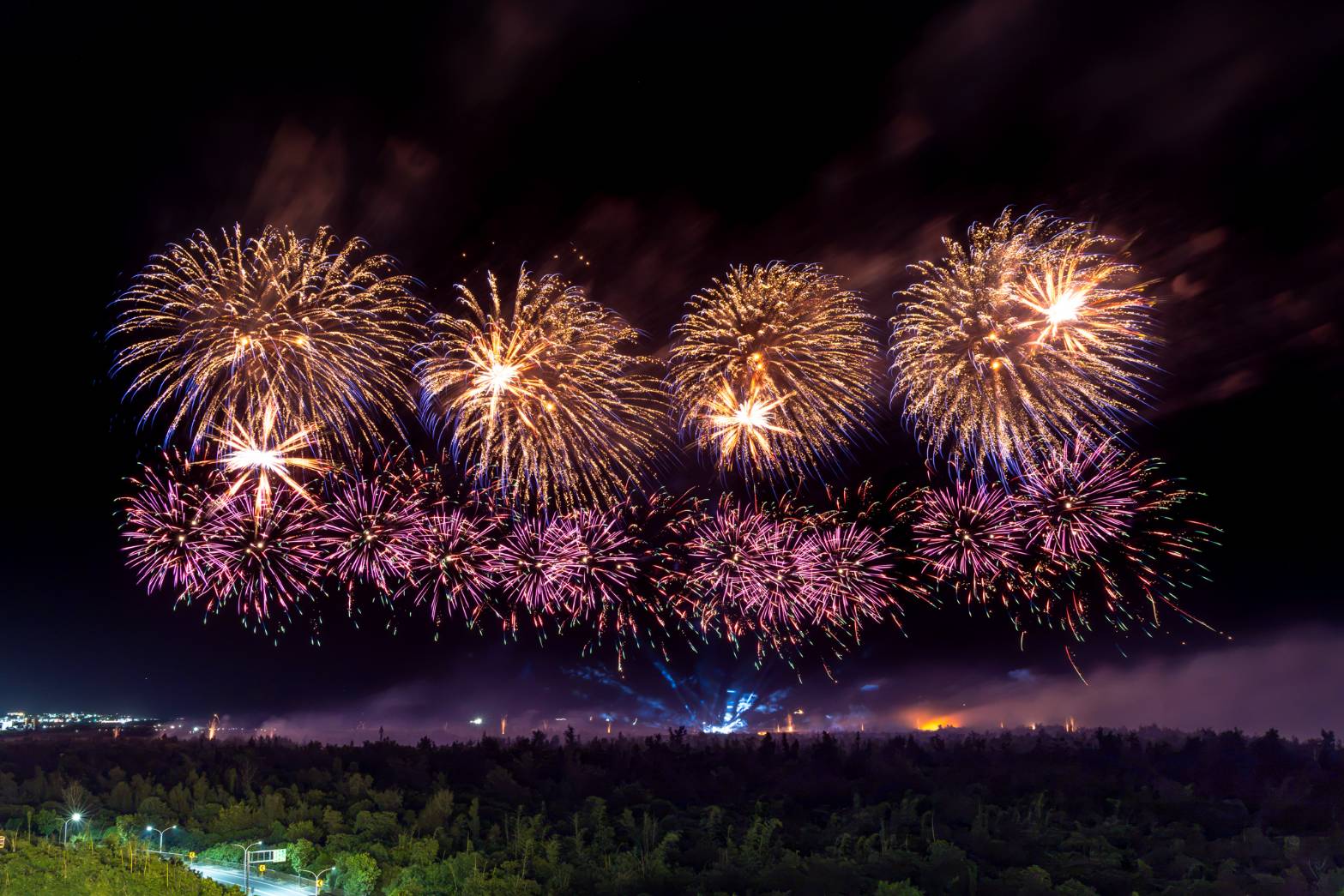 2026年10月10日夜、台東の夜空を彩る金色と紫の国慶花火