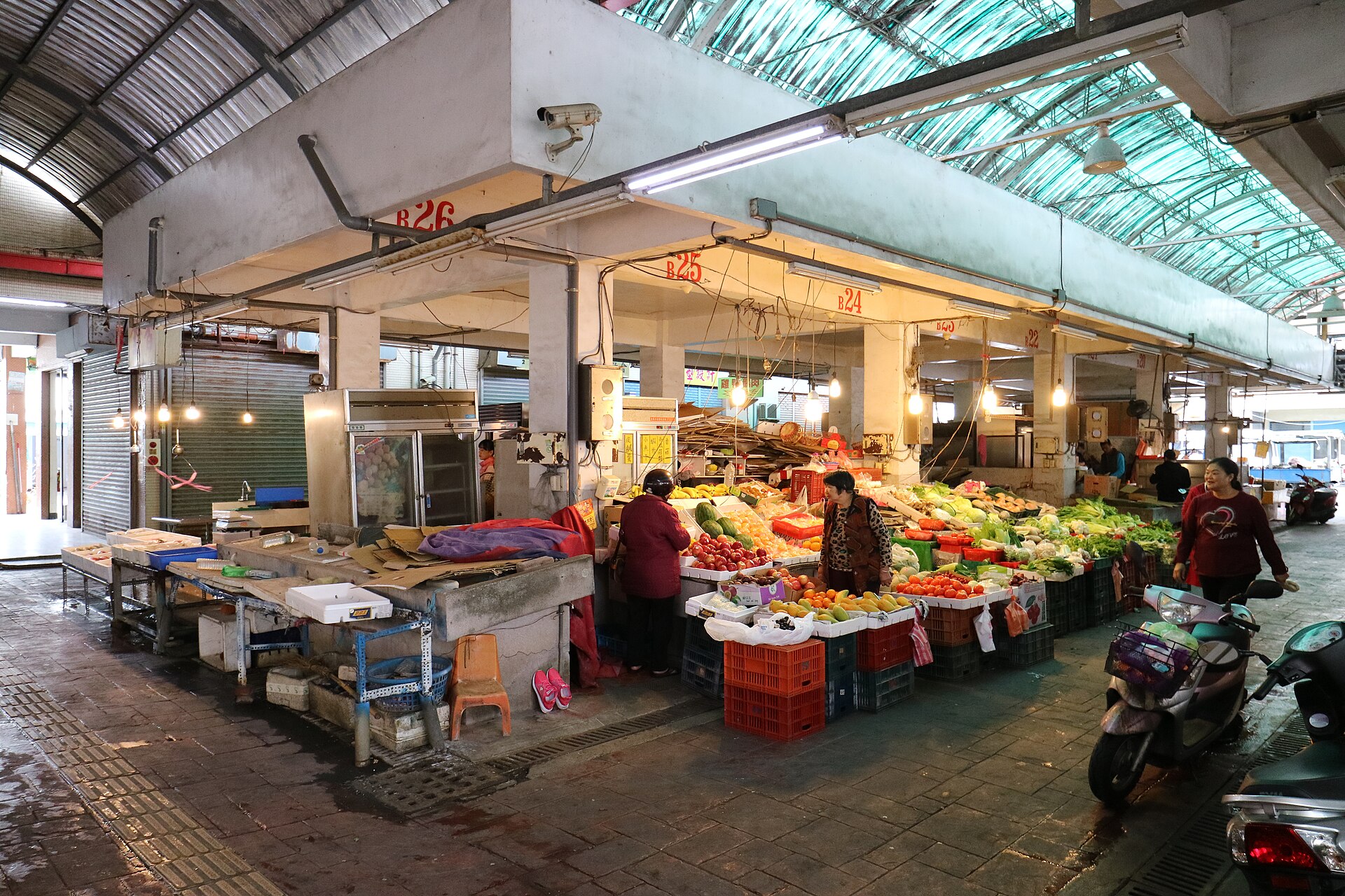 Kaifeng Market in Taitung City with fresh vegetables on display